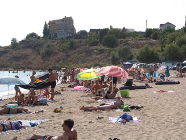 Odessa region, Ukrayna, Ağustos, 2017'Karadeniz kıyısında insanlar dinlenmek.