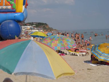 Odessa region, Ukrayna, Ağustos, 2017'Karadeniz kıyısında insanlar dinlenmek.