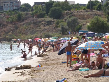 Odessa region, Ukrayna, Ağustos, 2017'Karadeniz kıyısında insanlar dinlenmek.