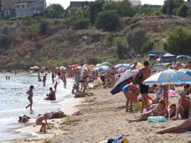 Odessa region, Ukrayna, Ağustos, 2017'Karadeniz kıyısında insanlar dinlenmek.