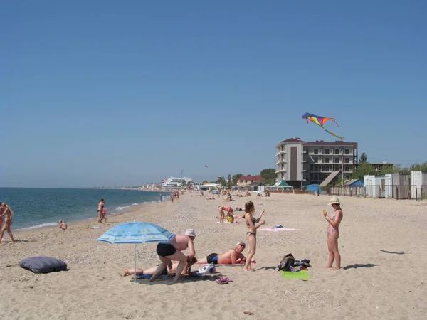 Mensen rusten op de kust van de Zwarte Zee regio Odessa, Oekraïne, augustus, 2017. — Stockfoto