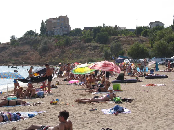 Odessa region, Ukrayna, Ağustos, 2017'Karadeniz kıyısında insanlar dinlenmek.