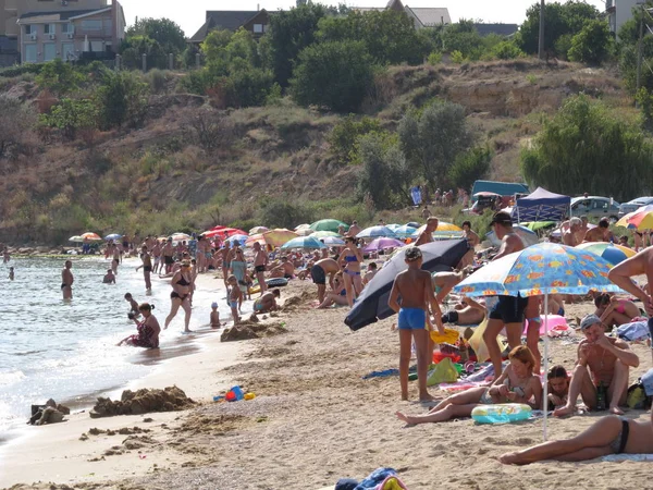 Odessa region, Ukrayna, Ağustos, 2017'Karadeniz kıyısında insanlar dinlenmek.