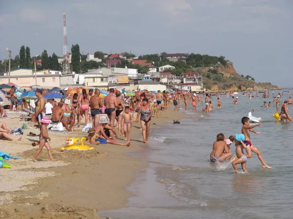 Odessa region, Ukrayna, Ağustos, 2017'Karadeniz kıyısında insanlar dinlenmek. — Stok fotoğraf