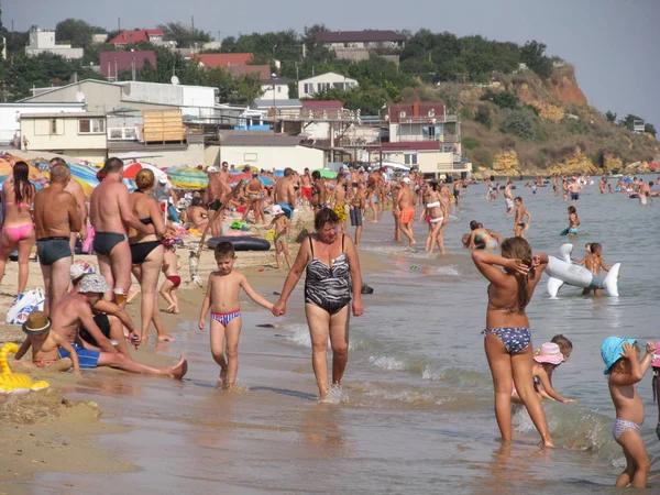 Odessa region, Ukrayna, Ağustos, 2017'Karadeniz kıyısında insanlar dinlenmek.