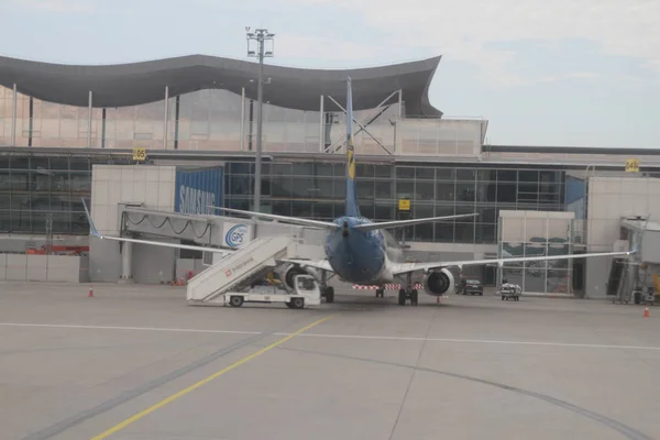 El avión cerca de la terminal en el aeropuerto de Borispol, Ucrania, 10.09.2017 — Foto de Stock