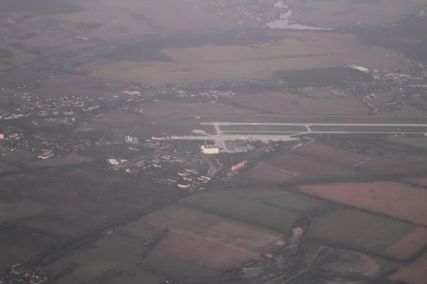 Takeoff strip of Gostomel airport from the airplane window, Gostomel, Ukraine, 09 08 2017 — Stock Photo, Image