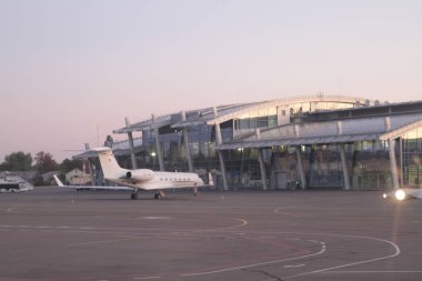 Uçak Zhulyany havaalanında, Kiev, Ukrayna, 09.08.2017 terminal yakınındaki.