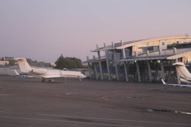 Uçak Zhulyany havaalanında, Kiev, Ukrayna, 09.08.2017 terminal yakınındaki.