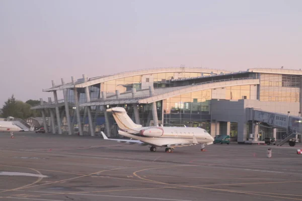 Avión cerca de la terminal en el aeropuerto de Zhulyany, Kiev, Ucrania, 09.08.2017 . — Foto de Stock