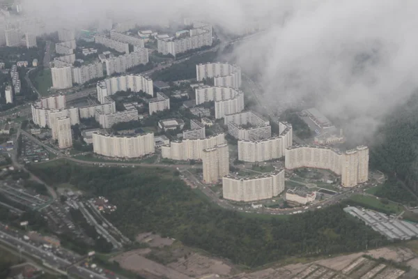 Imóveis de uma vista panorâmica. Casas privadas desenvolvimento de edifícios de vários andares, Kiev, Ucrânia, 09.08.2017 . — Fotografia de Stock