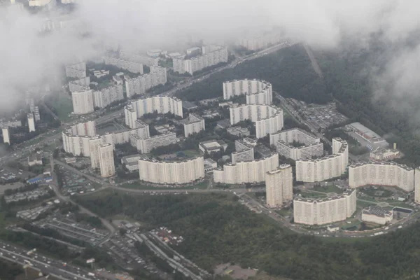 Bienes raíces desde una vista de pájaro. Desarrollo de cabañas privadas de edificios de varios pisos, Kiev, Ucrania, 09.08.2017 . —  Fotos de Stock