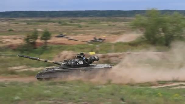 Tanques del ejército ucraniano en el campo de entrenamiento durante los ejercicios, Ucrania, septiembre de 2017 . — Vídeo de stock