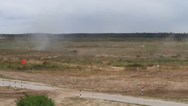 Танки украинской армии на полигоне во время учений, Украина, сентябрь 2017 года . — стоковое видео