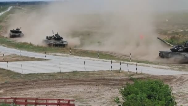 Ukrayna ordusu egzersizleri, Ukrayna, Eylül 2017 sırasında eğitim zeminde tankları. — Stok video