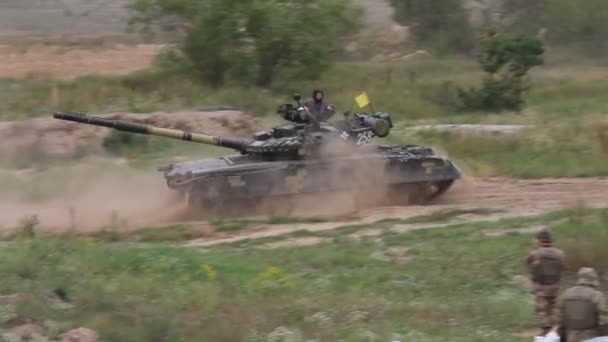 Tanques do exército ucraniano no campo de treinamento durante os exercícios, Ucrânia, setembro de 2017 . — Vídeo de Stock