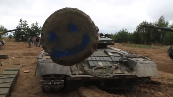 Военнослужащий рядом со своими танками во время учений украинской армии на поле, Украина, сентябрь 2017 года — стоковое видео