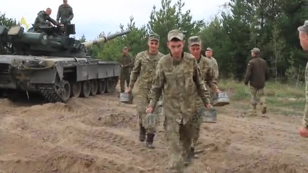 Militair in de buurt van hun tanks tijdens het Oekraïense leger oefent op het veld, Oekraïne, September 2017 — Stockvideo