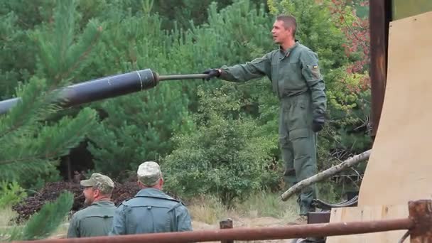 Servisman poblíž jejich tanky během ukrajinské armády cvičení na hřišti, Ukrajina, září 2017 — Stock video