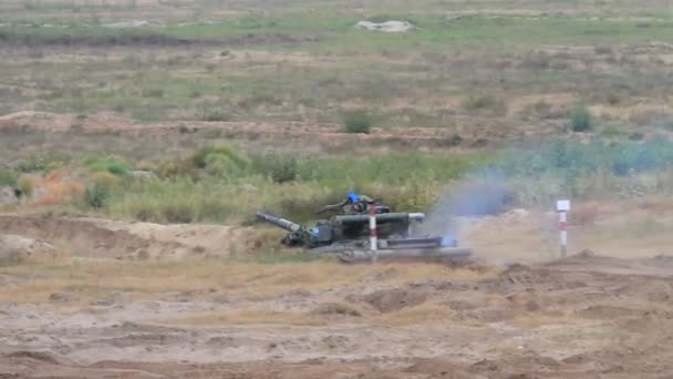 演習、ウクライナ、2017 年 9 月中に訓練地面にウクライナ軍の戦車. — ストック動画