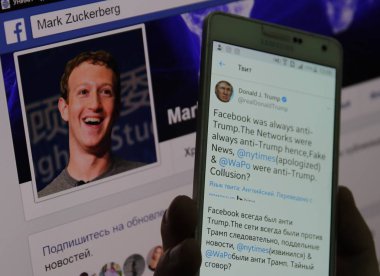 Donald Trump ve sayfa Mark Zuckerberg sayfa ile mobil gadget.