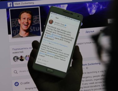 Donald Trump ve sayfa Mark Zuckerberg sayfa ile mobil gadget.