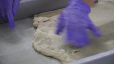 Bir fırın ekmek yapım ürünleri imalatı. Fırıncı ekmeği pişirme için hamur kneads.