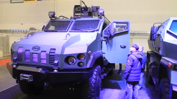 Kiev, Ukraine, octobre 2017 : Les gens voient une arme sur le stand de démonstration à l'exposition d'armes — Video