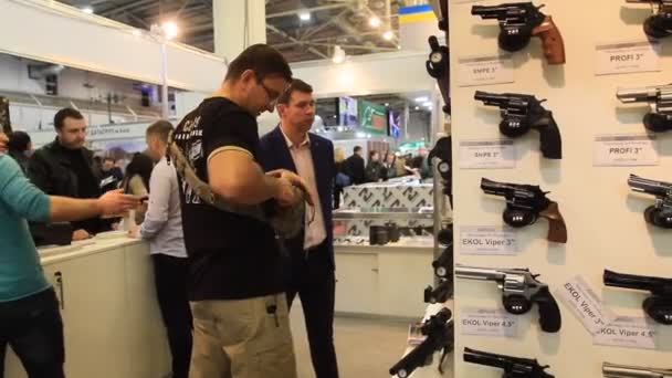 Kiev, Ukraine, octobre 2017 : Les gens voient une arme sur le stand de démonstration à l'exposition d'armes — Video