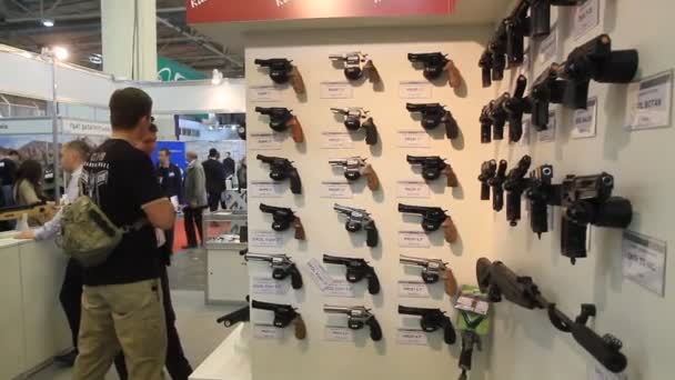 Kiev, Ucrania, octubre de 2017: La gente ve un arma en el stand de demostración en la exposición de armas — Vídeo de stock