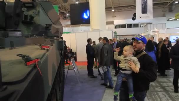 Kiev, Ucrânia, outubro de 2017: As pessoas veem uma arma no estande de demonstração na exposição de armas — Vídeo de Stock