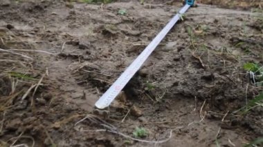 Bina rouletteon, açık havada. Arazi üzerinde inşaat rulet. Dünya ölçüm.