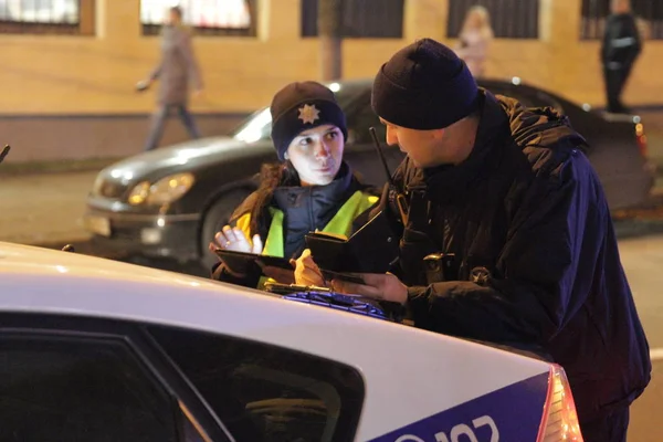 Μπλε φώτα της αστυνομίας. Το ασθενοφόρο. Φροντίδα υγείας. Εγγραφή ενός τροχαίου ατυχήματος. Κίεβο, Ουκρανία — Φωτογραφία Αρχείου
