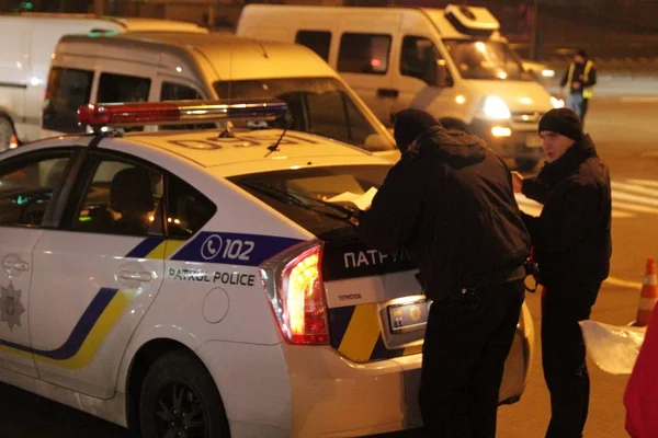 Luci blu della polizia. L'ambulanza. Assistenza sanitaria. Registrazione di un incidente stradale. Kiev, Ucraina — Foto Stock