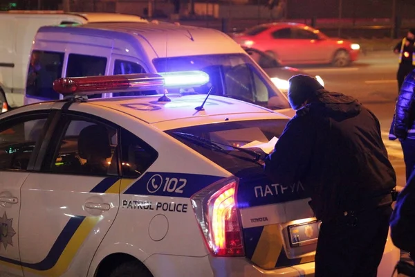 Luci blu della polizia. L'ambulanza. Assistenza sanitaria. Registrazione di un incidente stradale. Kiev, Ucraina — Foto Stock