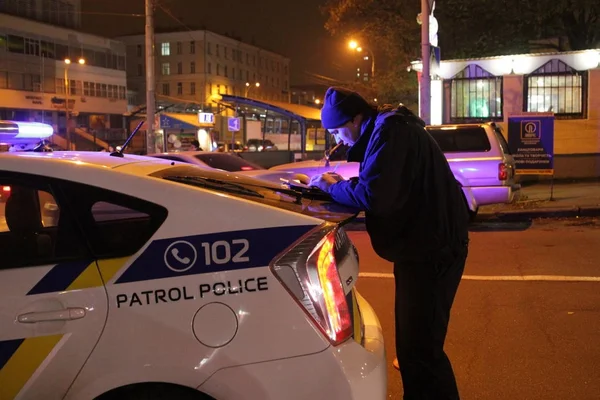 Blaulicht der Polizei. Der Krankenwagen. Gesundheitsversorgung. Registrierung eines Verkehrsunfalls. Kiew, Ukraine — Stockfoto