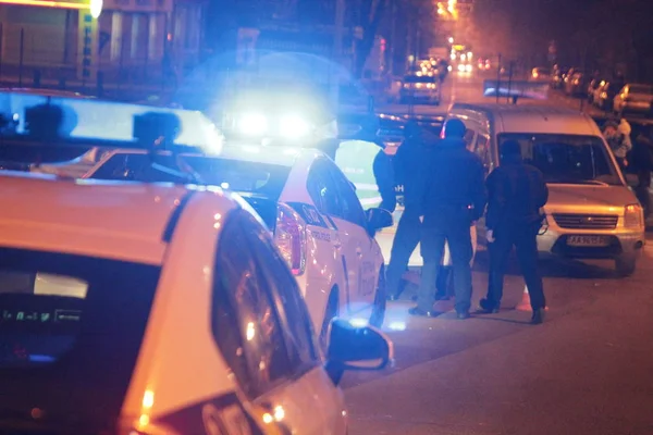 Polizeiwagen mit eingeschaltetem Licht. Stadtbeleuchtung im Hintergrund. mit Vintage und Unschärfeeffekt. — Stockfoto