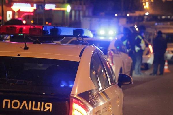 Drei Polizeifahrzeuge blinken auf Nachbarschaft. — Stockfoto