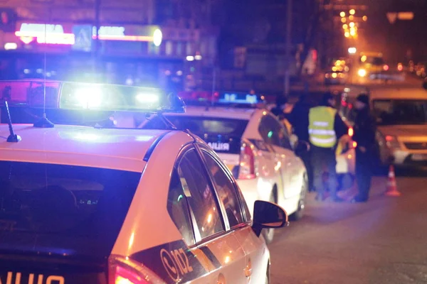 Drei Polizeifahrzeuge blinken auf Nachbarschaft. — Stockfoto