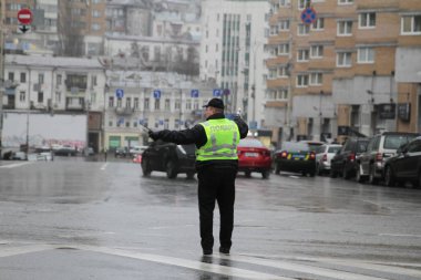 Kiev, Ukrayna - 29 Kasım 2017. Kiev, Ukrayna Kavşağı'nda trafik polis düzenler.