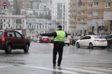 Kiev, Ukrayna - 29 Kasım 2017. Kiev, Ukrayna Kavşağı'nda trafik polis düzenler.