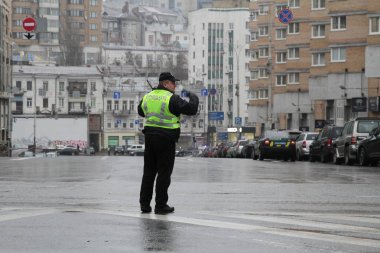 Kiev, Ukrayna - 29 Kasım 2017. Kiev, Ukrayna Kavşağı'nda trafik polis düzenler.