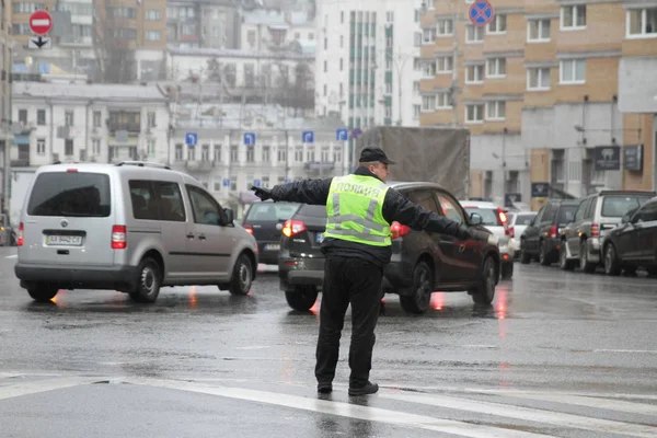 Kijów, Ukraina - 29 listopada 2017 r. Policjant reguluje ruch na skrzyżowaniu w Kijów, Ukraina. — Zdjęcie stockowe