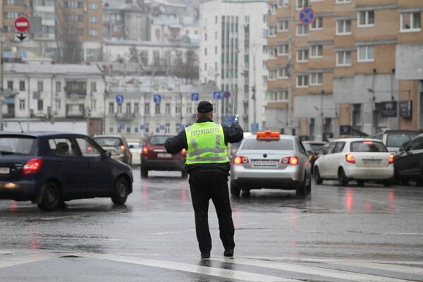 Киев, Украина - 29 ноября 2017 года. Полицейский регулирует дорожное движение на перекрестке в Киеве, Украина
.