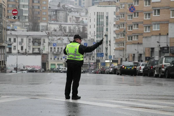 Kiev, Ukraine - November 29, 2017. Policeman regulates traffic at the crossroads in Kiev, Ukraine. — Stock Photo, Image