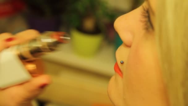 La fille fume un vaporisateur de cigarette électronique et libère de la vapeur de fumée de sa bouche .