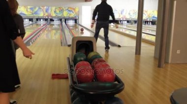 Küçük bir kasabada bowling salonunda bowling bir oyun oynayanlar