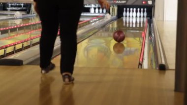Küçük bir kasabada bowling salonunda bowling bir oyun oynayanlar