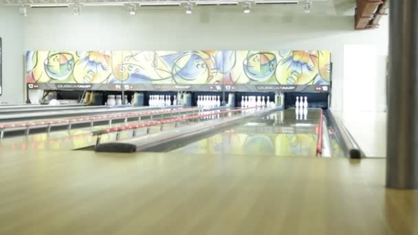 Menschen Beim Bowling Auf Der Kleinstadt Bowlingbahn Kiew Ukraine 2017 — Stockvideo