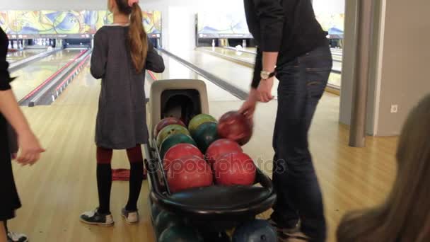 Küçük bir kasabada bowling salonunda bowling bir oyun oynayanlar — Stok video